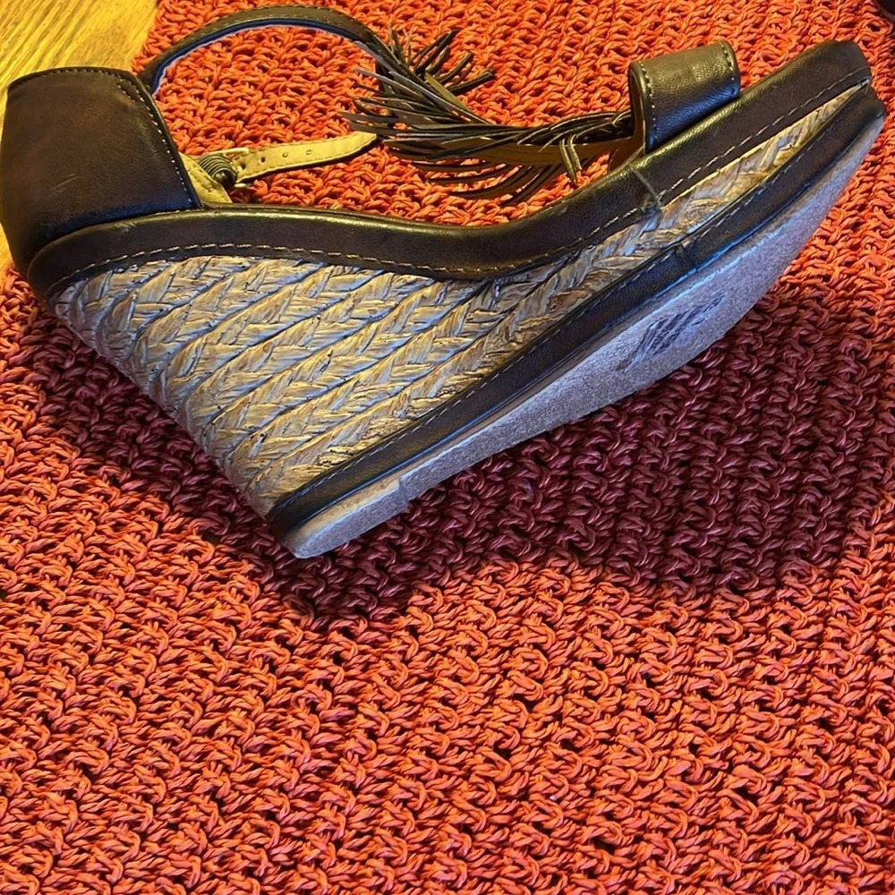 Olive Street Brown Feather Wedge Sandles.4” Heel. Sz 7 Preowned Excellent Shape — image 4 of 8